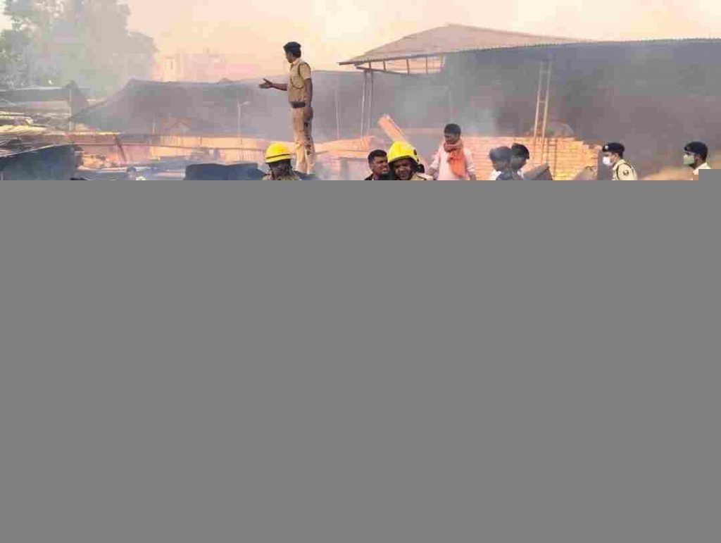 पटना : प्लाईवुड फैक्ट्री में भीषण अगलगी से लाखों का नुकसान, 5 घंटे बाद पाया जा सका काबू