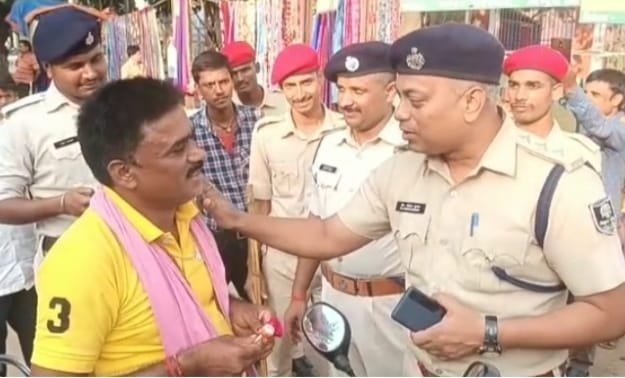 जमुई: हेलमेट ना पहनने वाले बाइक सवार चालकों पर जुर्माना लगाया ।