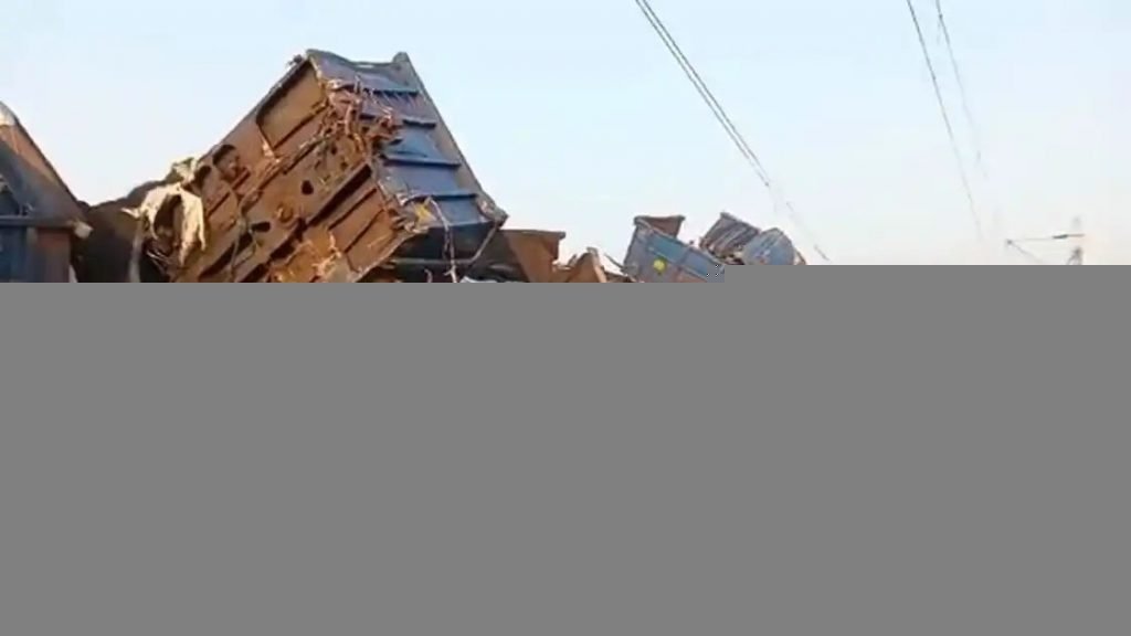 मालगाड़ी का ब्रेक फेल, कोयले से भरे 53 डिब्बे पटरी से उतरे