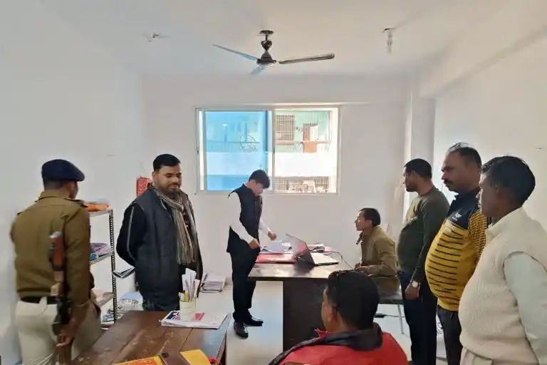 Patna: DM की बड़ी कार्रवाई, अवैध कॉर्पोरेशन मामले में राजस्व कर्मचारी को किया निलंबित