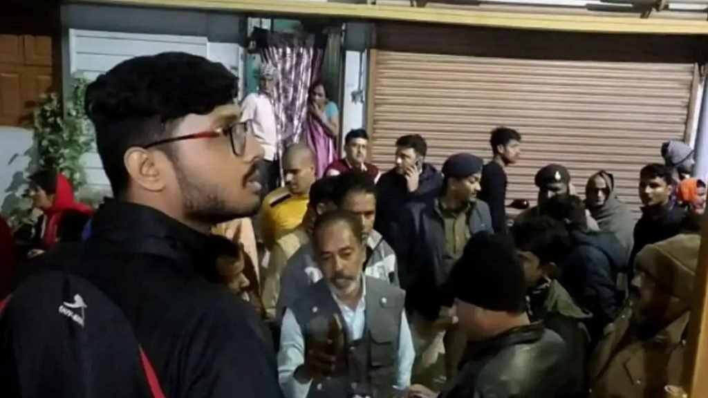 पटना में अपराधियों ने प्रॉपर्टी डीलर के घर पर बरसायी गोली, पिता और भाई जख्मी, एक की मौत।