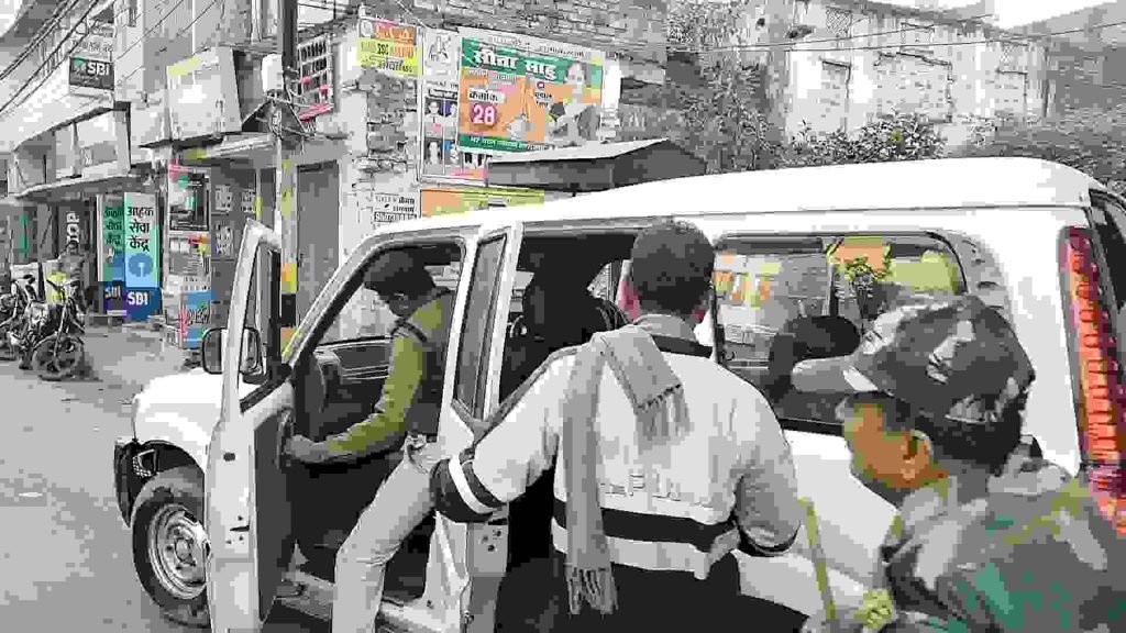 दिनदहाड़े दो बाइक सवार नकाब पोश उचक्कों ने बैग में भरा 70 हजार रुपये छीन कर फरार हो गए।