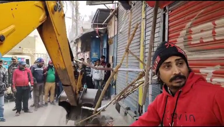 पटना सिटी:अतिक्रमण हटाओ अभियान में दोनों अंचल से वसूला 17 हजार  जुर्माना
