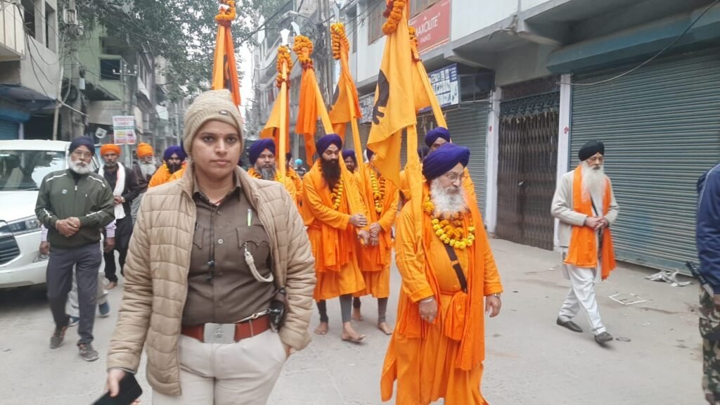 पटना सिटी: पंज-प्यारों के नेतृत्व में निकली प्रभातफेरी में सिख श्रद्धालु गाते रहे भजन-कीर्तन