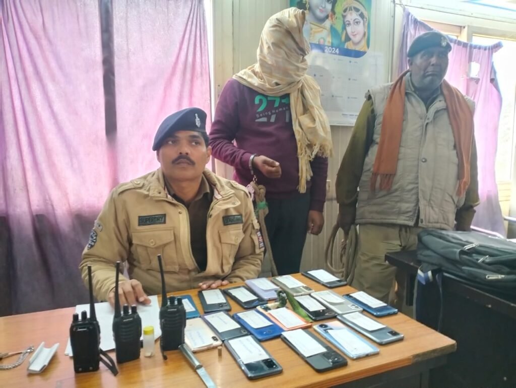 वाहन चेकिंग के दौरान कार में घूम रहे चोर गिरोह के सक्रिय सदस्य गिरफ्तार, एक फरार