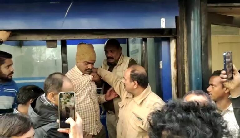 एटीएम मशीन से छेड़छाड़ करते एक व्यक्ति गिरफ्तार