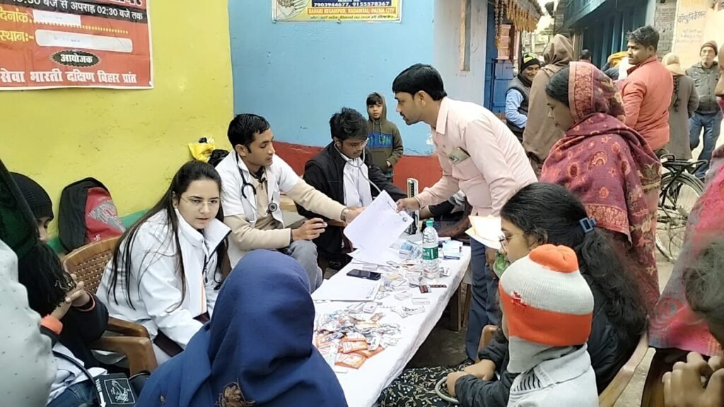 मकर संक्रांति के मौक़े पर निशुल्क स्वास्थ्य जांच व दवा वितरण किया