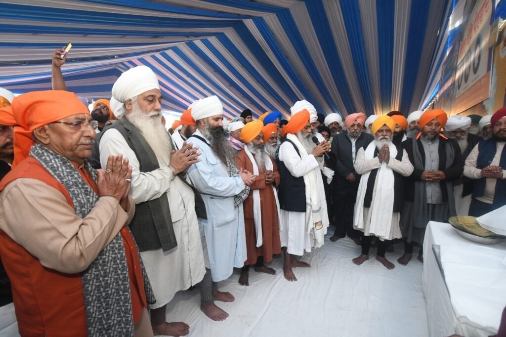 कंगनघाट पर पर्यटन विभाग की ओर से बनाए गये लंगर हॉल में आरंभ हुई लंगर सेवा