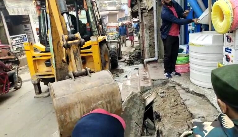 नगर निगम के दोनों अंचलों में अतिक्रमणकारियों के खिलाफ चला अभियान ;14 हजार 400 जुर्माना भी वसूला गया
