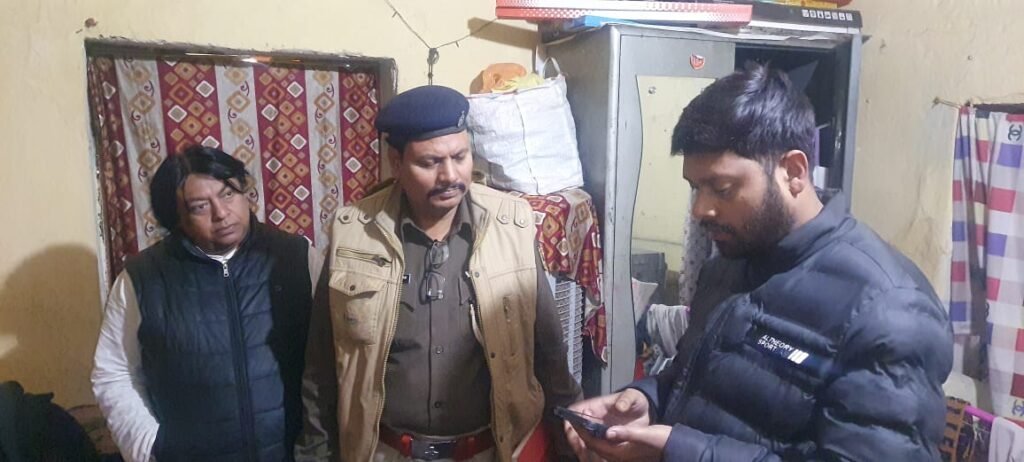 चौक थाना क्षेत्र स्थित जीतू लाल लेन में बंद घर का ताला तोड़ लाखों की संपत्ति चोरी।
