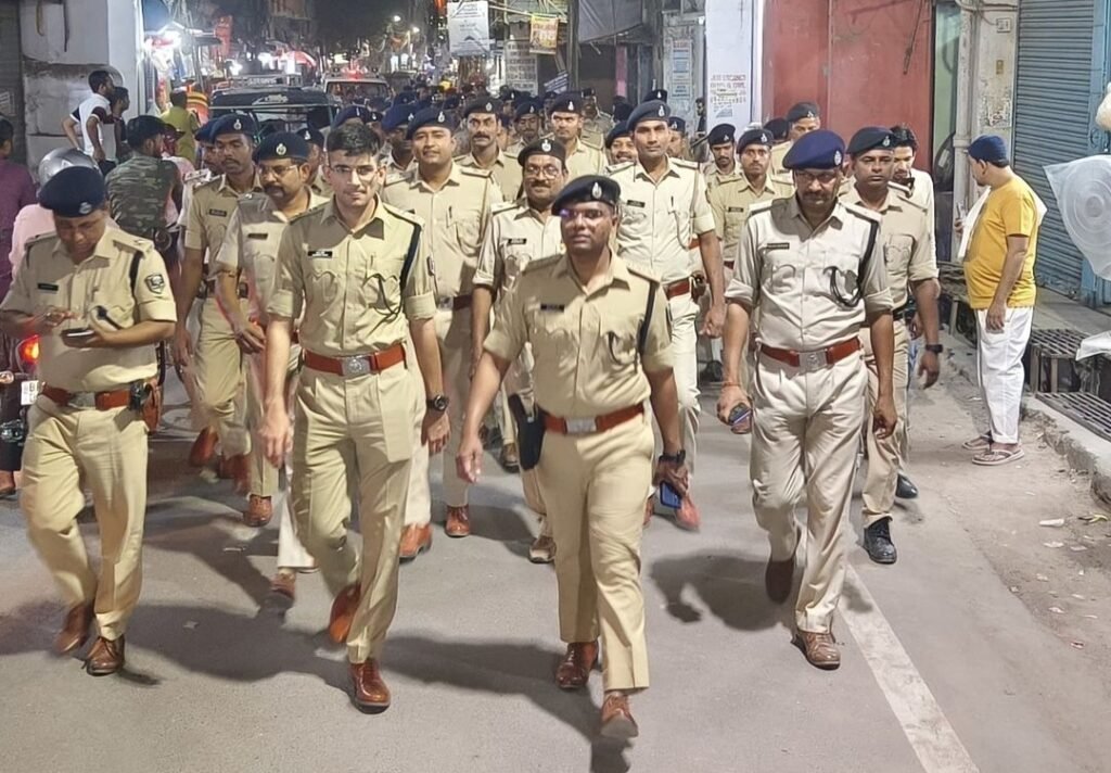 लोकसभा चुनाव और रामनवमी पर्व पर विधि-व्यवस्था संधारण एवं अपराध की रोकथाम के दृष्टिकोण से पटना सिटी क्षेत्र में फ्लैग मार्च निकाला गया।
