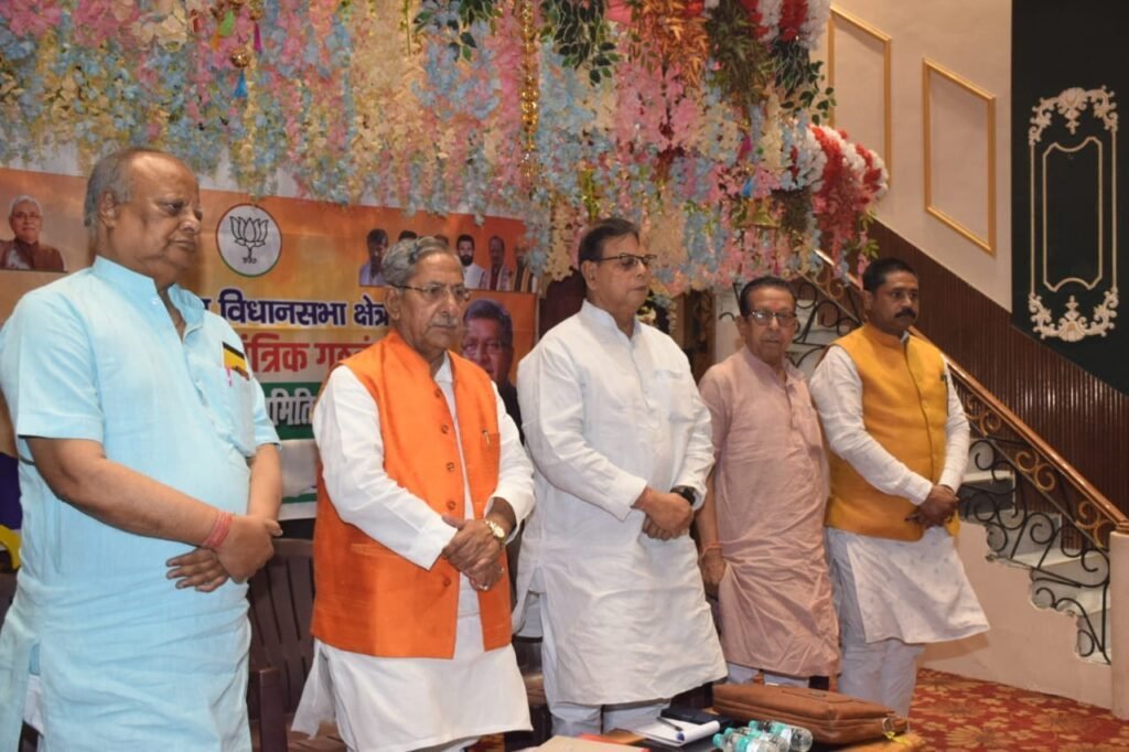 सुशील मोदी के  तैल चित्र पर पुष्प अर्पित कर श्रद्धांजली दी।