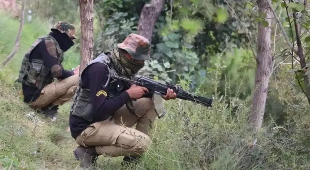 जम्मू कश्मीर में सुरक्षाबलों और आतंवादियों में मुठभेड़ जारी, 3 आतंकवादी हिरासत में