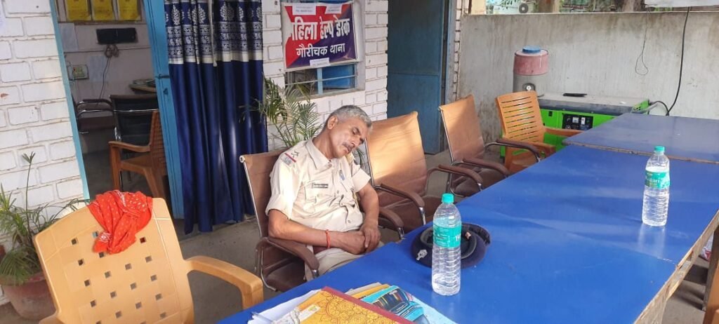 बिहार की राजधानी पटना में लगातार अपराध की घटनाएं हो रही है, वहीं वर्दी में पुलिस पदाधिकारी  थाने में सोते नजर आते हैं।