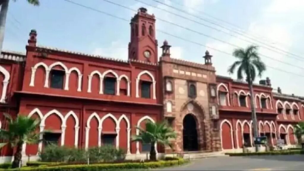 उत्तर प्रदेश के AMU कैंपस में फायरिंग, 2 कर्मचारी घायल, हमलावर को लोगों ने दबोचा