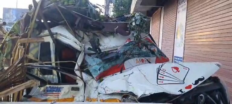 हाईवा और पिकअप वाहन की भीषण टक्कर; पिकअप में फंसे खलासी को लोगों ने गेट तोड़कर निकाल बाहर