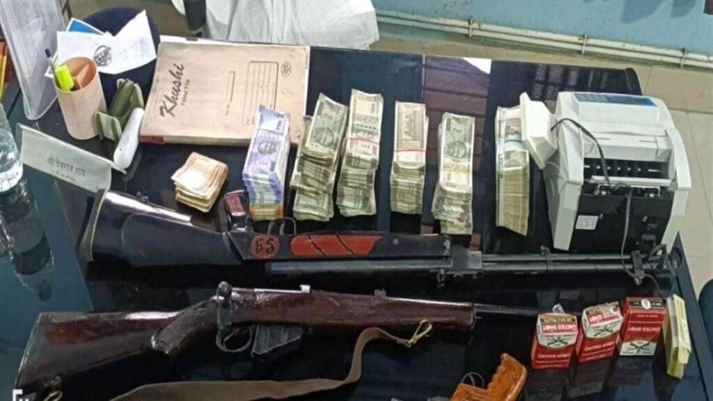 प्रॉपर्टी डीलर को मारी थी गोली, पुलिस घर पहुंची तो मिले लाखों रुपये, नोट गिनने वाली मशीन और एक रायफल