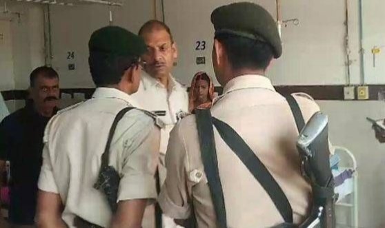 बेतिया में बैरिया थाने का दारोगा सस्पेंड, शराब माफिया से सांठगांठ का आरोप