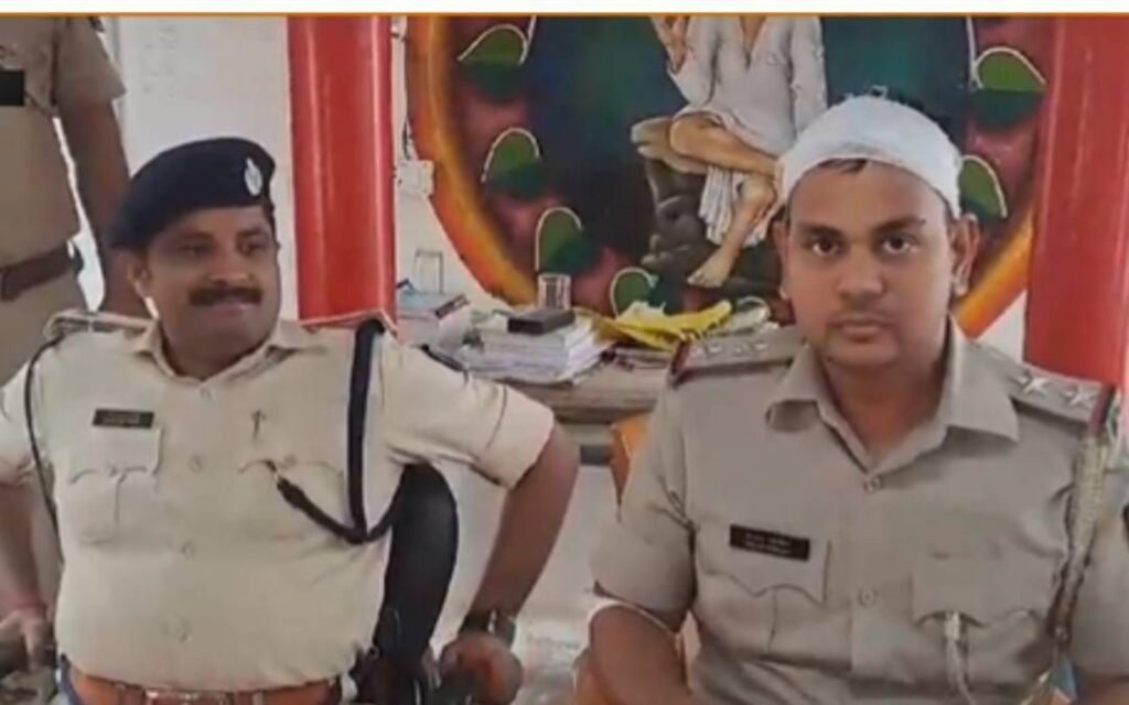 मुंगेर में पुलिस पर जानलेवा हमला, पत्थर लगने से दारोगा का फटा सिर, आक्रोशित लोगों ने आरोपियों को पुलिस कस्टडी से भगाया।