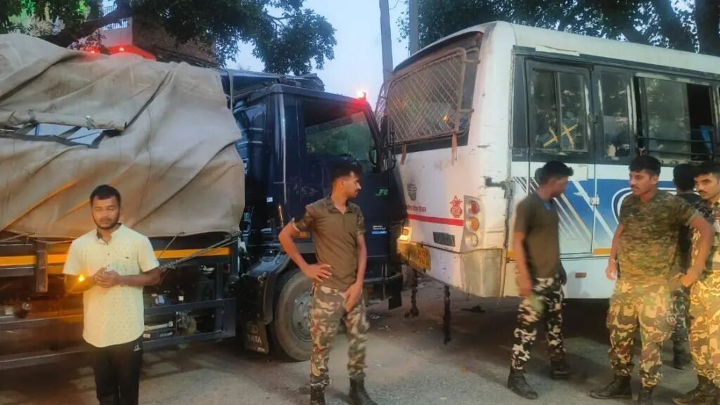 गायघाट के पास जवानों से भरी बस को ट्रेलर ने मारी टक्कर: कई जवान घायल; चार की हालत गंभीर