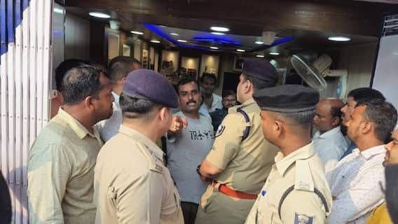 सीवान में दिन के उजाले में ज्वेलरी शॉप से लाखों के जेवरात की लूट, वारदात से दहशत में लोग
