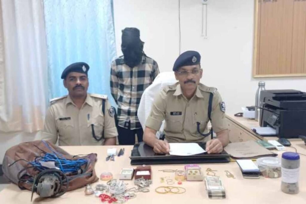 आईफोन के लिए बेटे ने अपने ही घर में करवा दी लूट, दोस्तों के साथ मिलकर रची साजिश