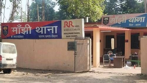 खुद के थाने में बंद हुआ जमादार, दरोगा चप्पल छोड़ हुआ फरार