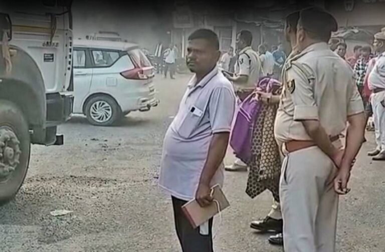 सड़क दुर्घटना में रिटायर्ड दरोगा समेत दो की मौत, ओवरटेक करने के दौरान हुआ हादसा