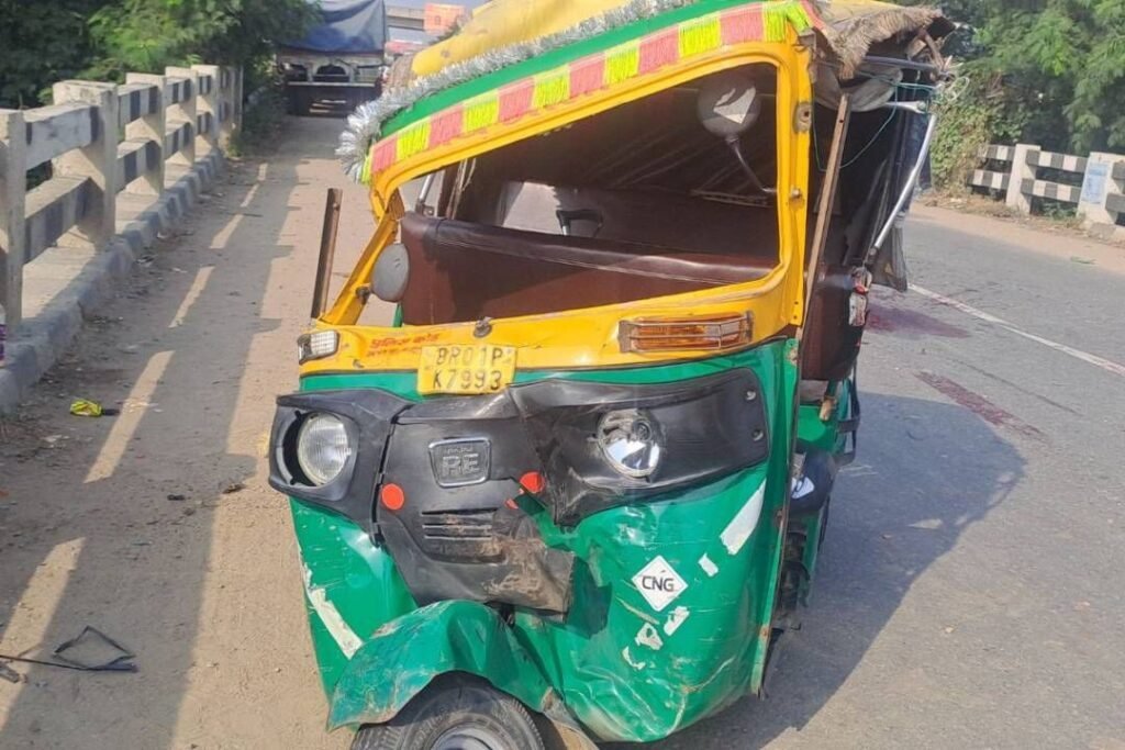 स्कूल से घर लौट रहे शिक्षक की सड़क हादसे में मौत, ऑटो चालक ने भी गंवाई जान