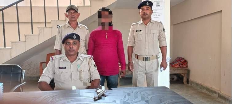 नवादा में हथियार के साथ युवक गिरफ्तार, क्राइम कुंडली खंगालने में जुटी पुलिस, पूछताछ जारी