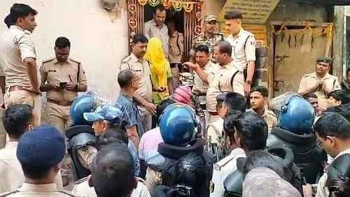 बिहार पुलिस की 6 घंटे तक की छापेमारी, भारी मात्रा में हथियार, मादक पदार्थ मिले; 10 से पूछताछ