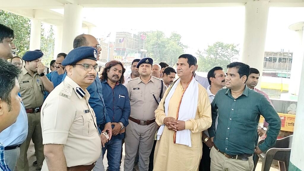 छठ व्रतियों और श्रद्धालुओं के लिए विभिन्न घाटों समेत कंगन घाट तैयार; पुलिस प्रशासन द्वारा सुरक्षा के पुख्ता इंतजाम।