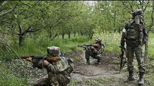 सीआरपीएफ और नक्सलियों के बीच फायरिंग, कोबरा बटालियन के दो जवान घायल