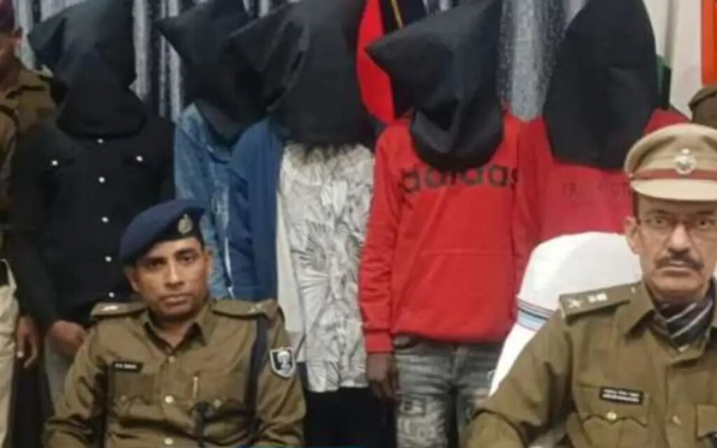 पटना जंक्शन पर बिहार पुलिस और सेना की वर्दी के साथ 5 गिरफ्तार, पूछताछ में हुआ बड़ा खुलासा
