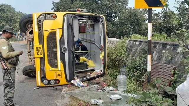 रांची में बड़ा हादसा, सड़क पर पलट गई स्कूली बच्चों से भरी बस; मची चीख-पुकार