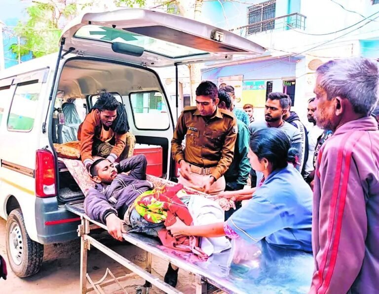 फिजिकल टेस्ट देकर लौट रहे युवक की ट्रेन की चपेट में आने से दोनों पैर कटे