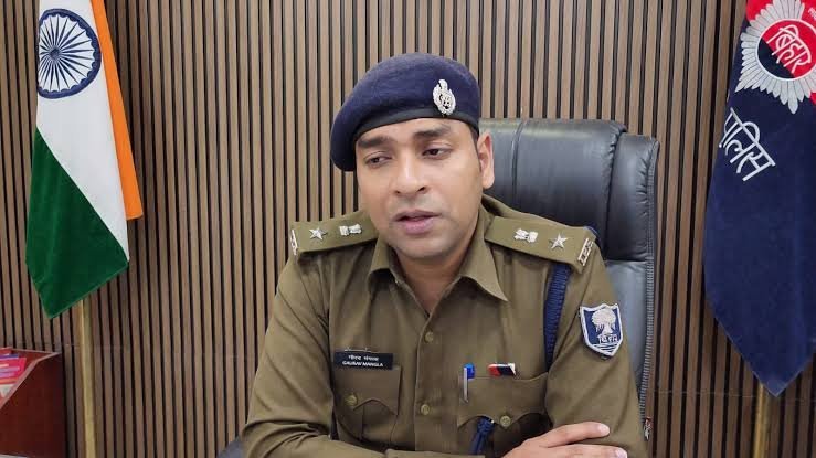 बालू माफियाओं से सांठगांठ पड़ी भारी, सारण SP ने दो SI समेत 11 पुलिसकर्मियों को किया निलंबित