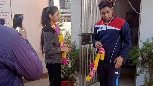 सिपाही संग शादी के लिए चाकू लेकर कोतवाली पहुंची प्रेमिका, युवती की जिद के आगे हारी पुलिस