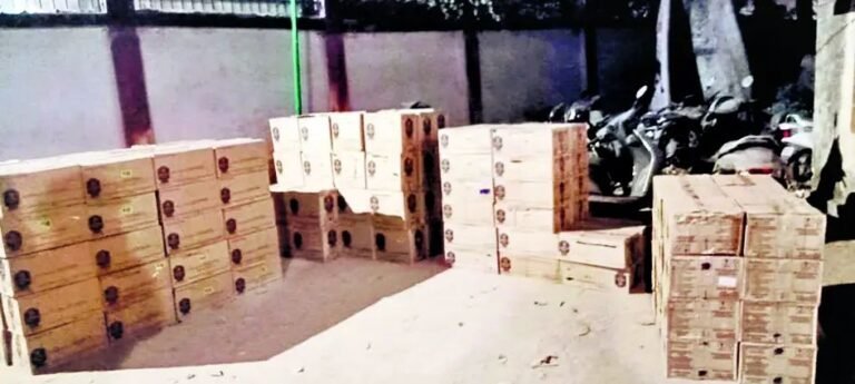 बिहार हाजीपुर के महुआ रोड से 394 कार्टन विदेशी शराब लोड ट्रक जब्त।
