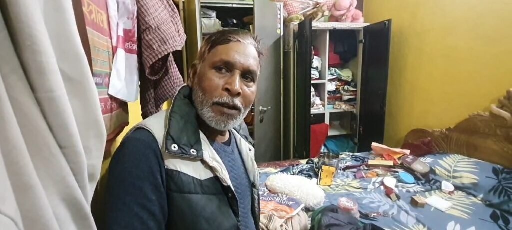 ठंड का फ़ायदा चोरों ने उठाया महज़ 15 मिनट में चोरों ने घर को खंगाल डाला; लाखों रुपए के आभूषण व 3.50 लाख रुपए चोरी।