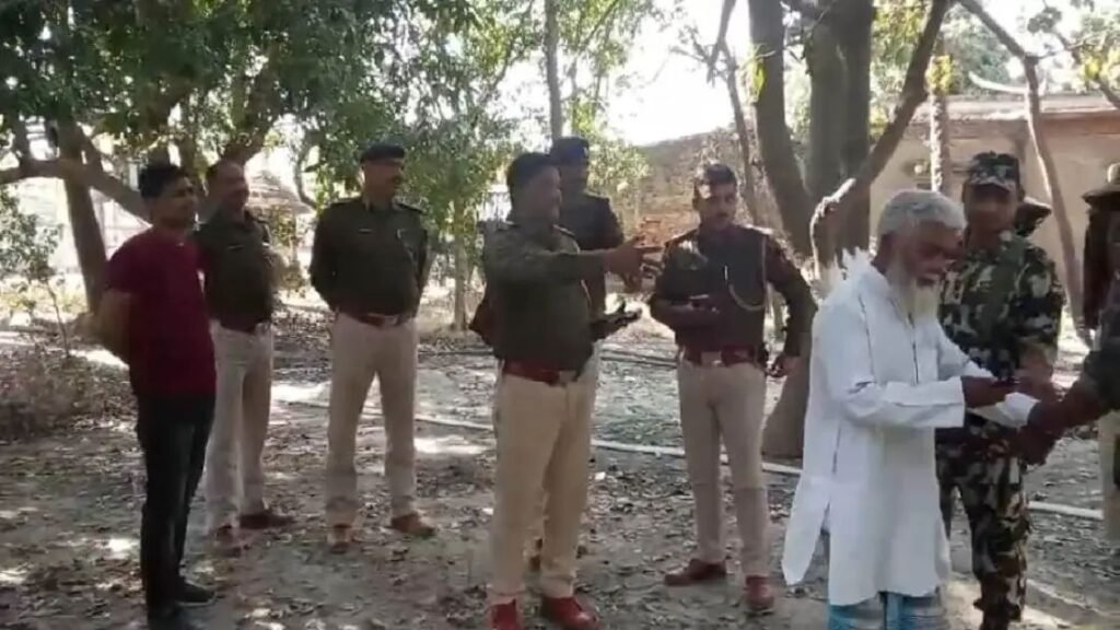 हाजीपुर में कब्र खोदकर निकाला गया युवती का शव, मचा हड़कंप