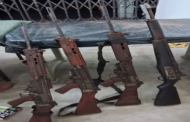 गया में एसटीएफ की कार्रवाई में तीन नक्सली गिरफ्तार, चार अत्याधुनिक राइफल भी बरामद