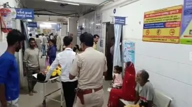 बाइक सवार अपराधियों ने कपड़ा दुकानदार को मारी गोली, इलाके में हड़कंप।