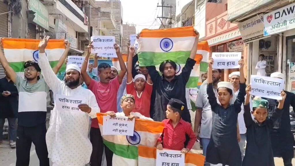 पटना सिटी में जुम्मा की नमाज अदा करने के बाद लोगों ने किया विरोध; पाकिस्तान मुर्दाबाद के नारेबाजी।