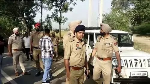 बदमाशों ने पुलिस पर की फायरिंग, जवाबी कार्रवाई में दो आरोपियों को लगी गोलियां