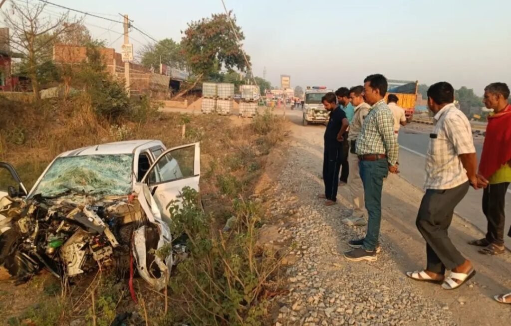 मां के दाह संस्कार में जा रहे बेटे का भी भीषण सड़क हादसे में मौत हो गयी।