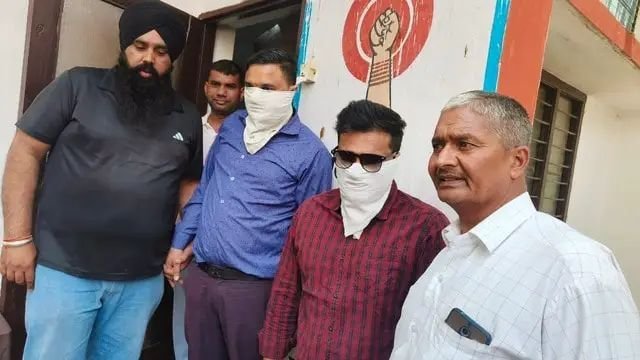एंटी करप्शन की टीम की बड़ी कार्रवाई; बीसीए विभाग में तैनात कनिष्क सहायक दीपेंद्र शर्मा और संविदाकर्मी निखिल शर्मा को 70 हजार रुपये की रिश्वत लेते रंगेहाथ गिरफ्तार।