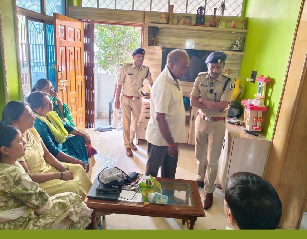 पांच अज्ञात अपराधियों ने मोटर पार्ट्स कारोबारी के घर में लगभग 1 करोड़ के जेवरात सहित कैश लूटकर फरार।