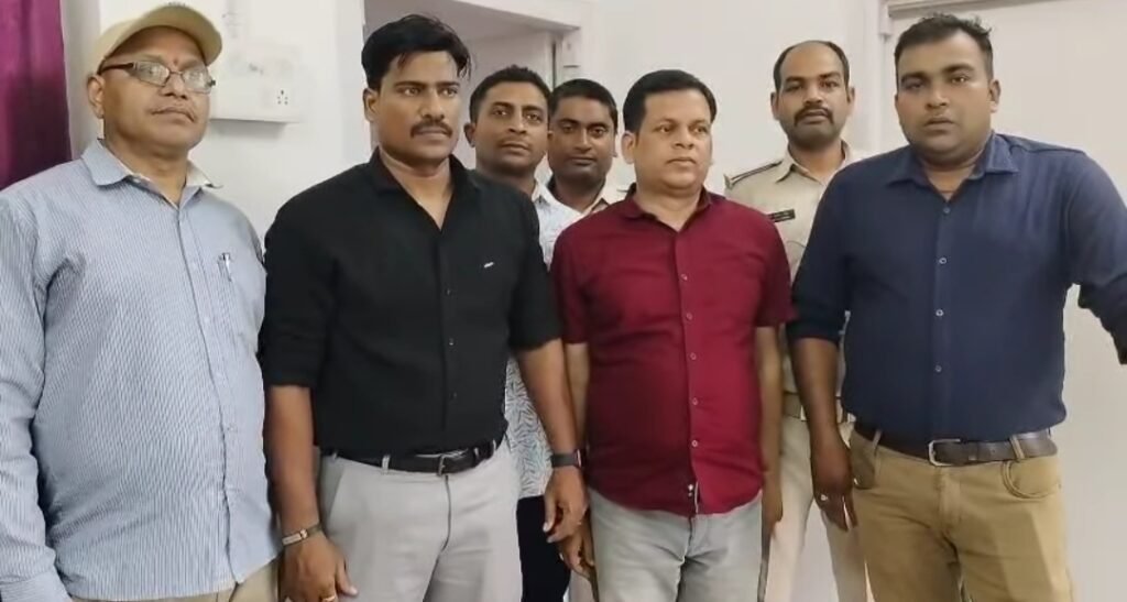 DEO ऑफिस का क्लर्क गिरफ्तार, निगरानी की टीम ने घूस लेते रंगेहाथ पकड़ा
