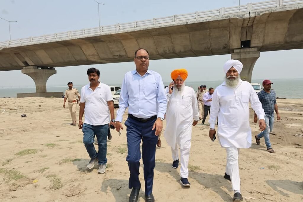 पटना साहिब महोत्सव को लेकर जिलाधिकारी ने शनिवार को कंगन घाट स्थित आयोजन स्थल का निरीक्षण